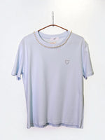 Tricou bleu pastel cu colier de perle cusute și inimioară discretă
