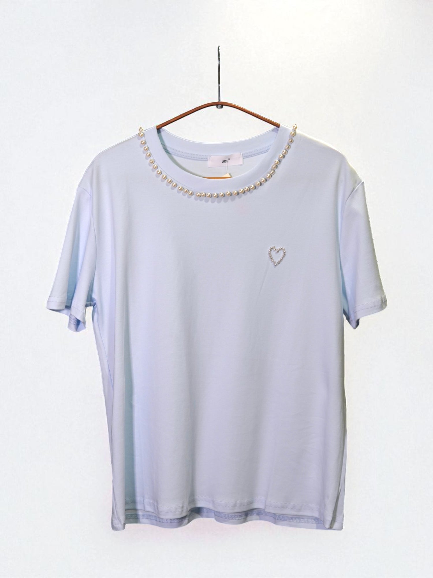 Tricou bleu pastel cu colier de perle cusute și inimioară discretă
