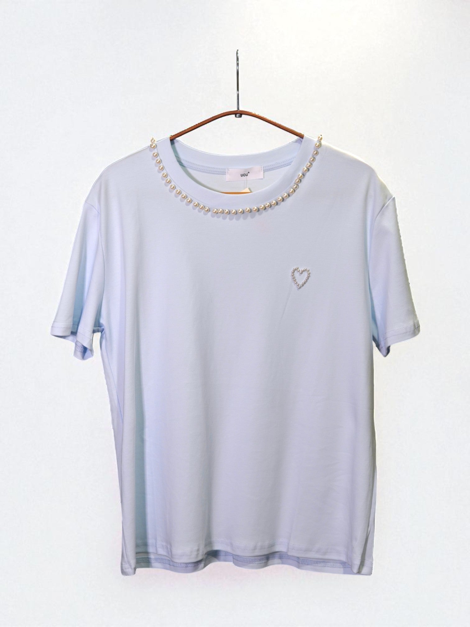 Tricou bleu pastel cu colier de perle cusute și inimioară discretă