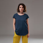 Tricou din bumbac bleumarin cu croială ușor evazată și mâneci scurte, purtat de model cu pantaloni galbeni.