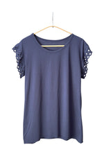 Tricou bleumarin cu mâneci scurte din dantelă perforată și croială dreaptă