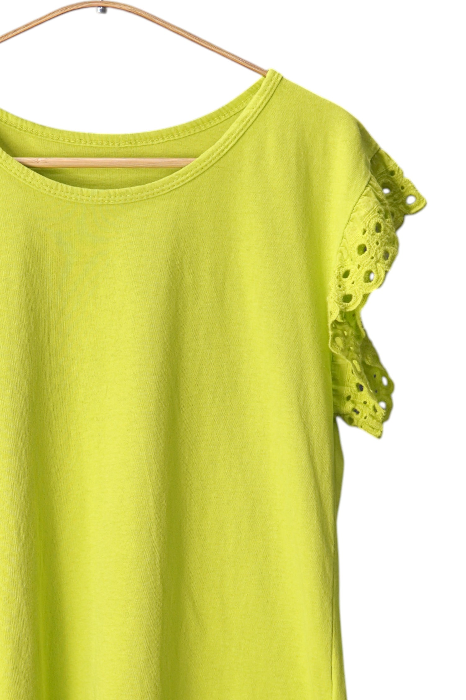 Detaliu de mânecă brodată la un tricou galben lime din bumbac, cu finisaj ondulat