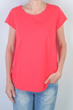  Tricou roz aprins din bumbac cu decolteu rotund și mânecă scurtă, prezentat în cadru apropiat.