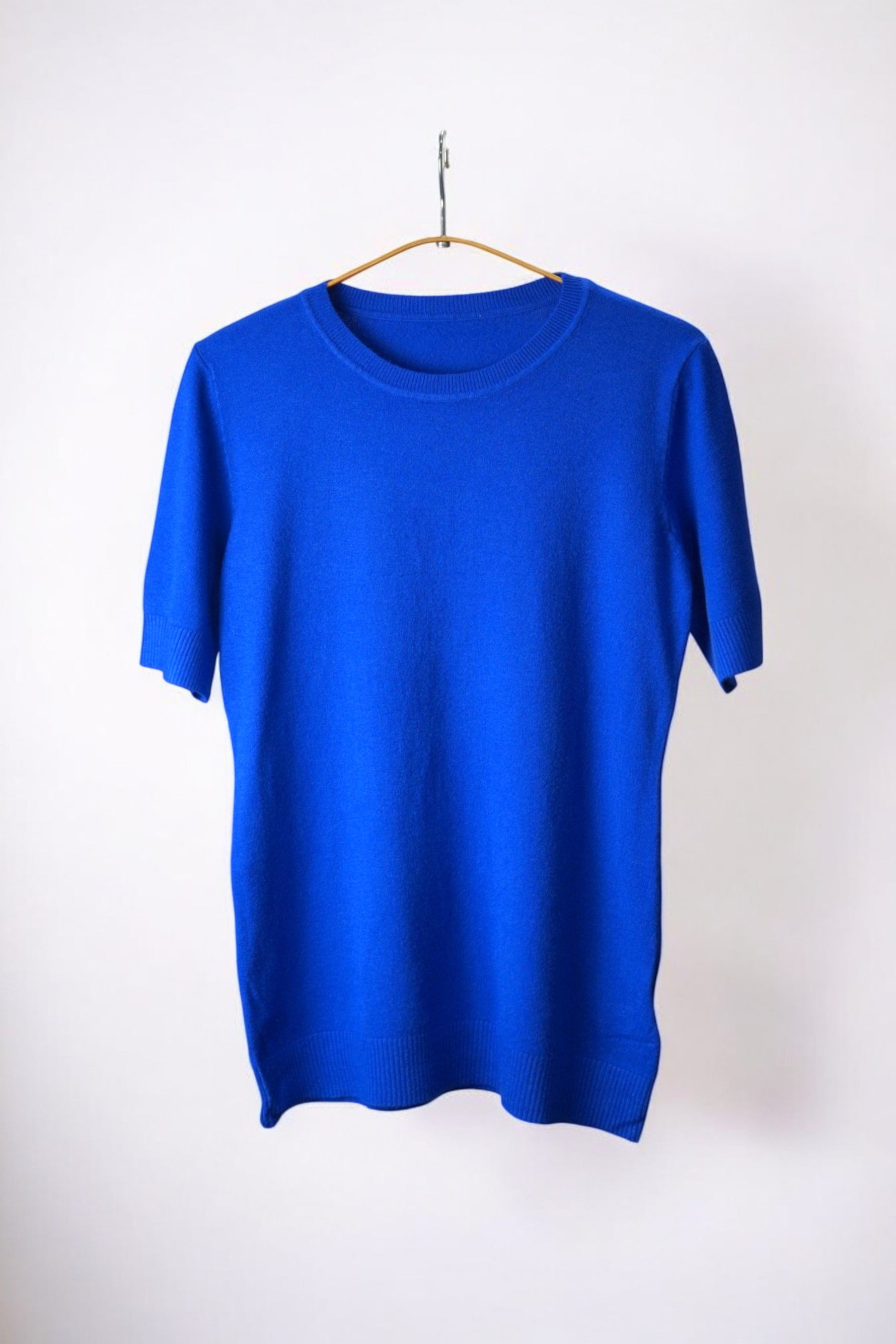 Tricou casual albastru, cu mânecă scurtă și decolteu rotund, confecționat dintr-un material moale.