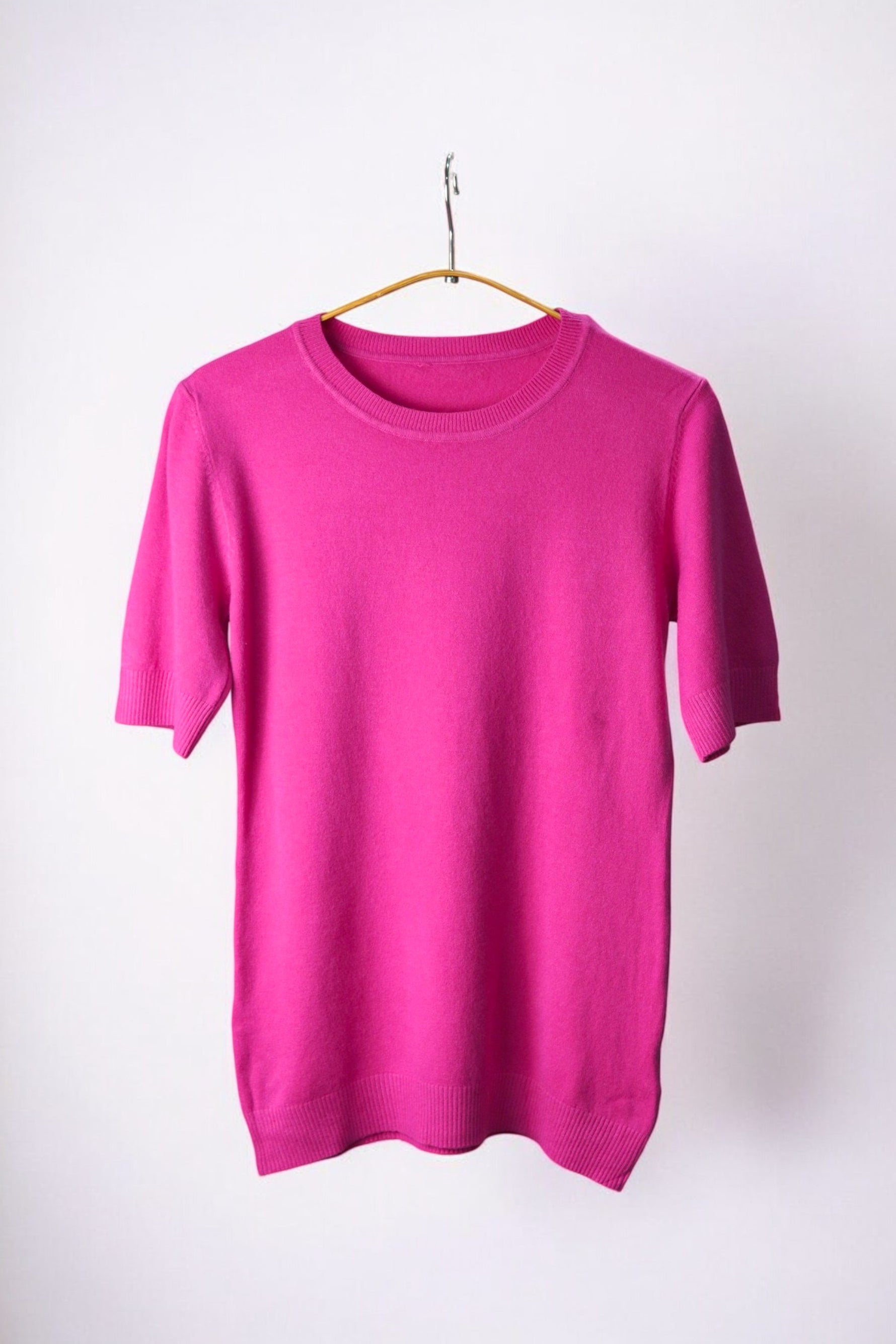 Tricou casual roz cu mânecă scurtă, confecționat din material fin și elastic.

