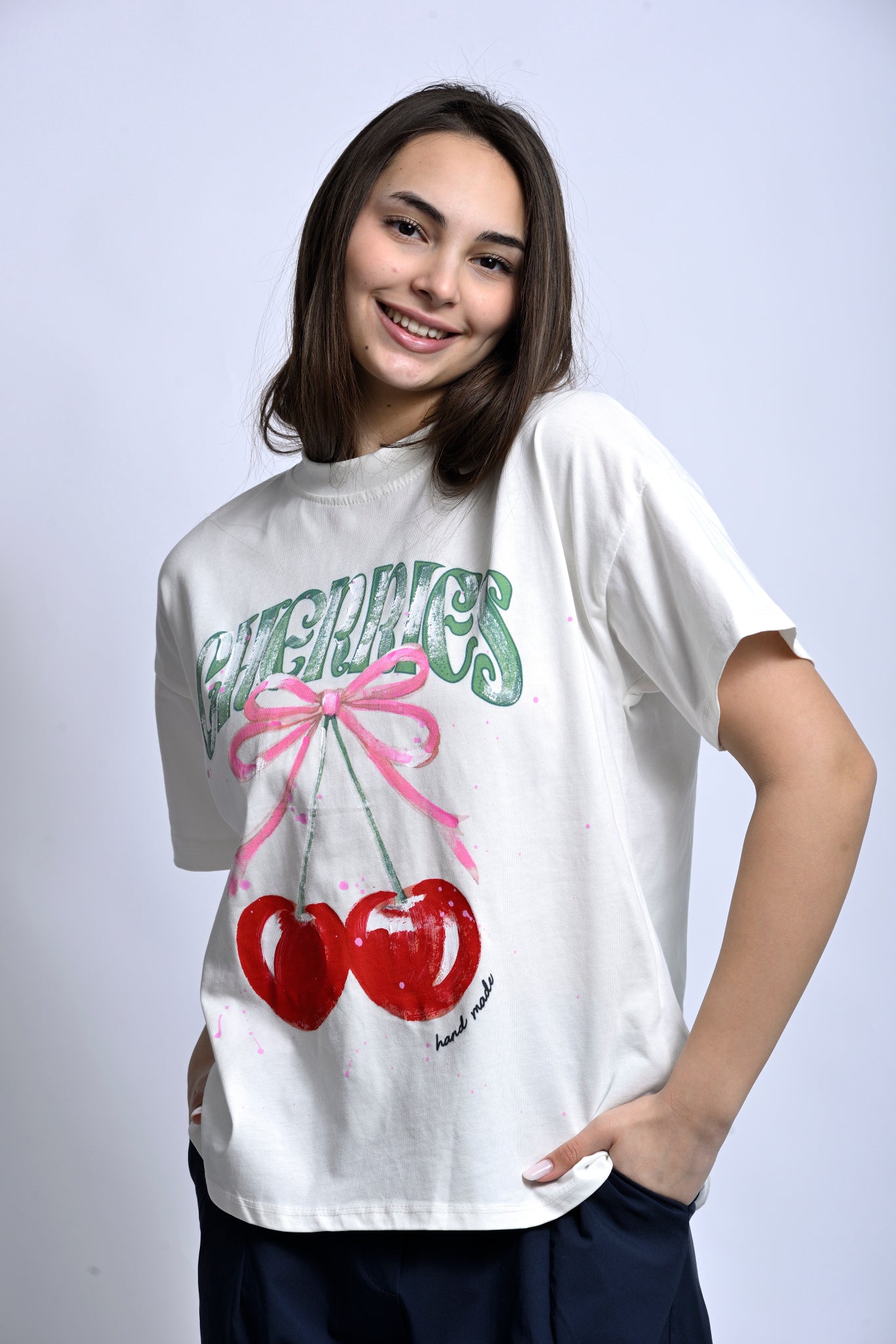 Detaliu print artistic cu cireșe roșii pe tricou alb