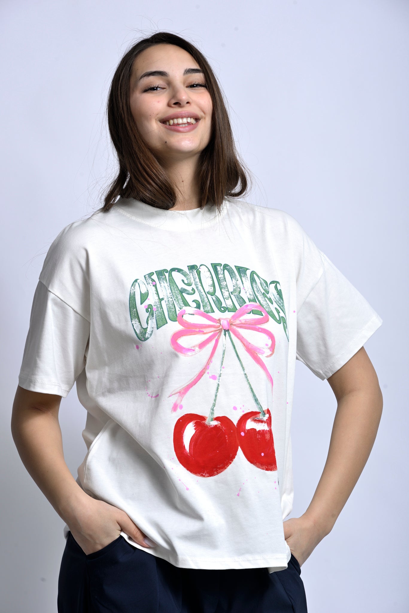 Tricou cu print cireșe integrat într-o ținută casual