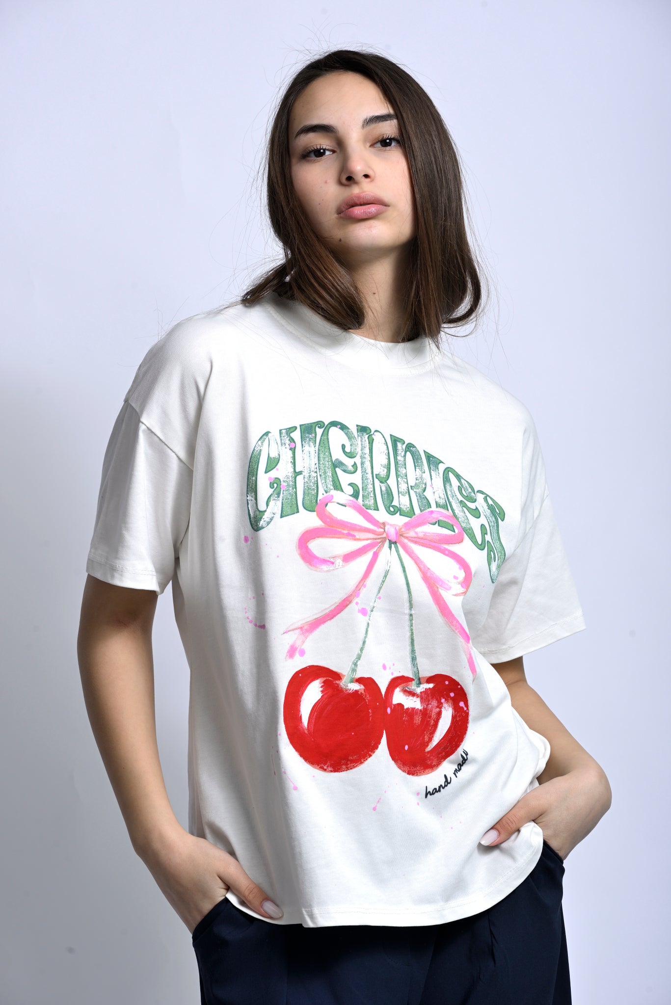 Tricou alb oversize cu print cireșe roșii, vedere din față
