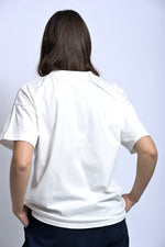 Tricou alb oversize, vedere din spate, design simplu