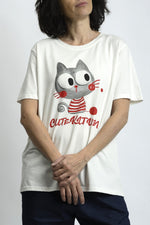 Tricou alb cu imprimeu pisicuță, vedere din spate, design simplu și croială confortabilă.