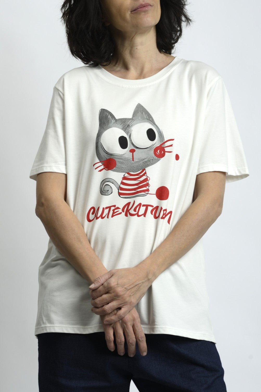 Tricou alb cu imprimeu pisicuță, vedere din spate, design simplu și croială confortabilă.