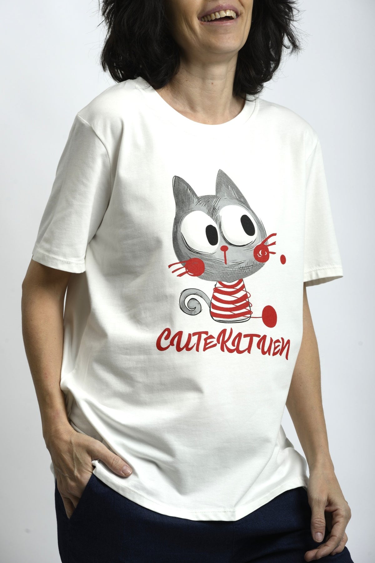 Tricou alb cu imprimeu pisicuță, vedere frontală, croială lejeră și mânecă scurtă, stil casual.