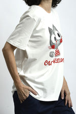 Vedere laterală tricou alb cu imprimeu pisicuță, material lejer și cădere naturală pe corp.