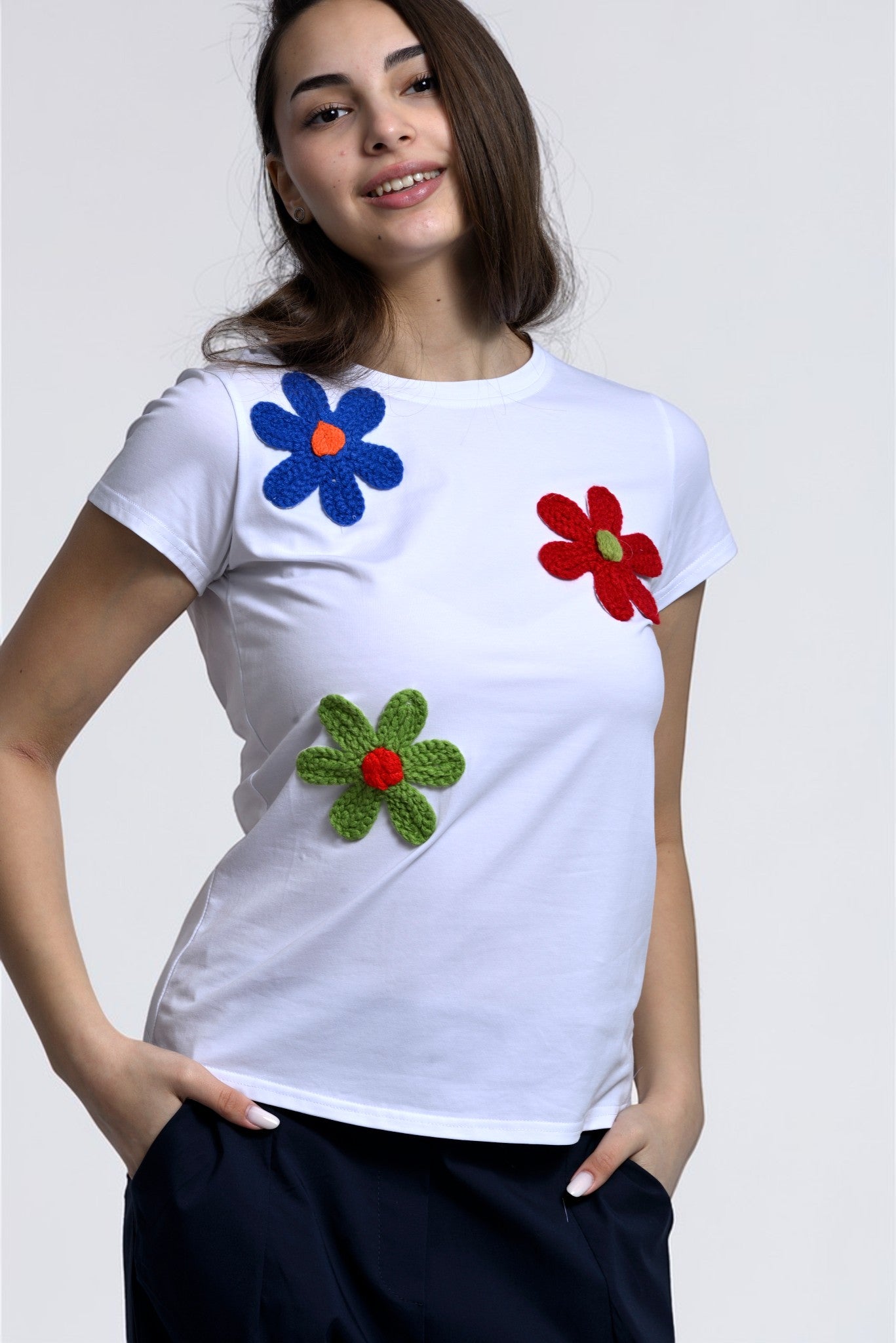 Detaliu broderie florală mare pe tricou alb damă