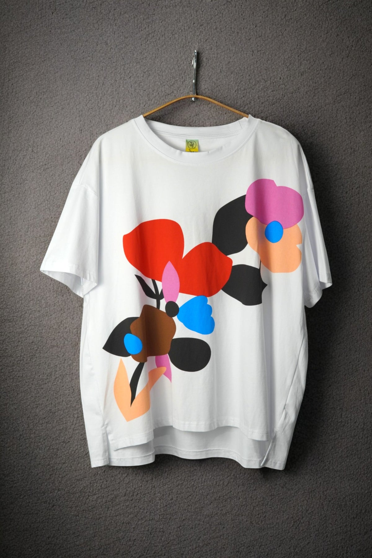 Tricou alb din bumbac cu imprimeu floral abstract, croială lejeră și umeri căzuți.