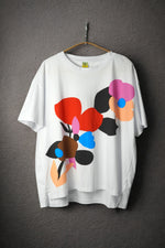 Tricou alb din bumbac cu imprimeu floral abstract, croială lejeră și umeri căzuți.