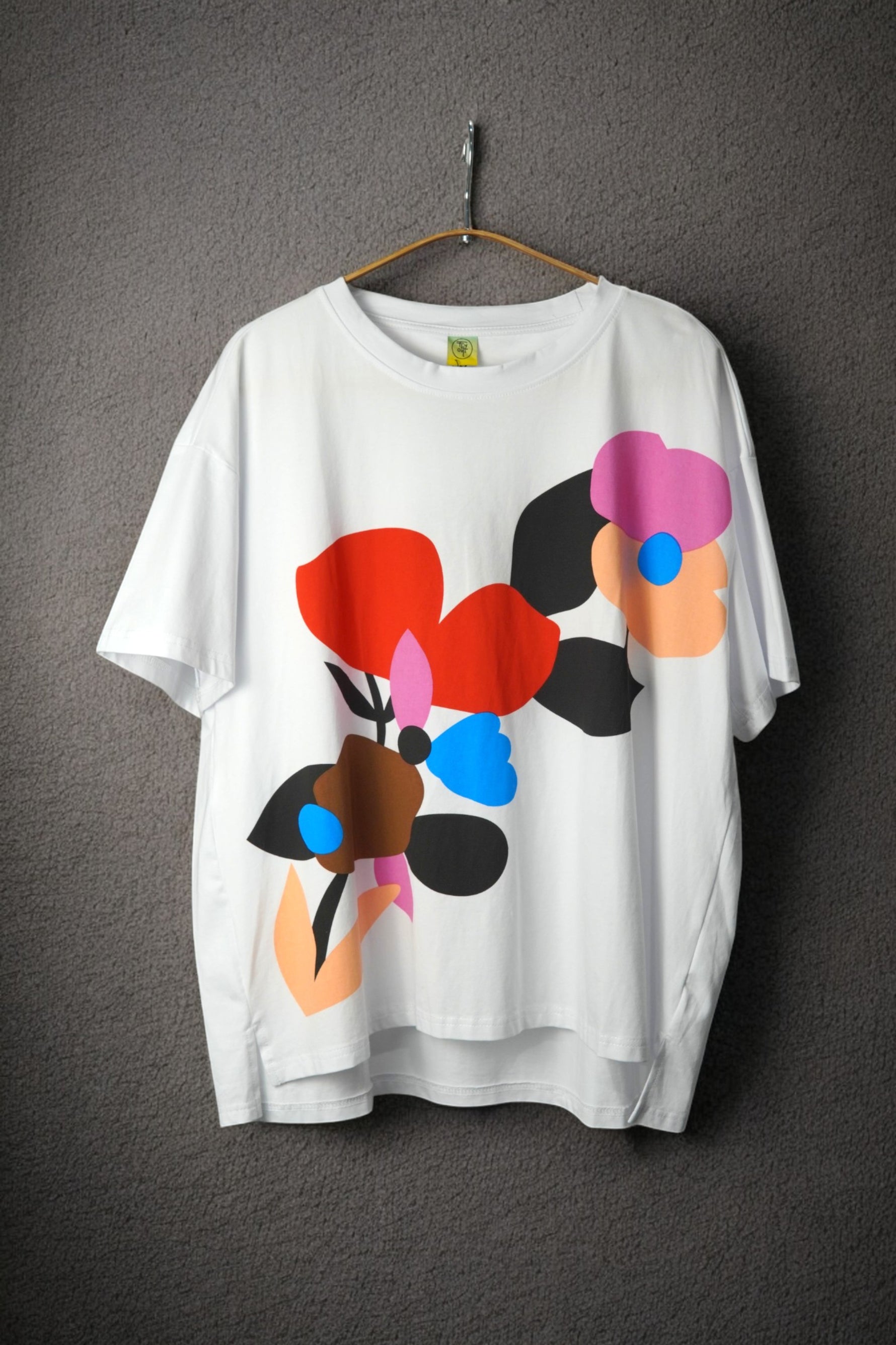 Tricou alb din bumbac cu imprimeu floral abstract, croială lejeră și umeri căzuți.