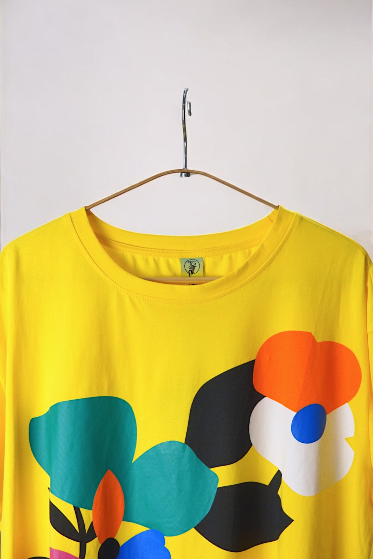 Tricou galben din bumbac cu imprimeu floral abstract, croială lejeră și umeri căzuți.