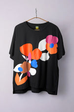 Tricou negru din bumbac cu imprimeu floral abstract, croială lejeră și umeri căzuți.