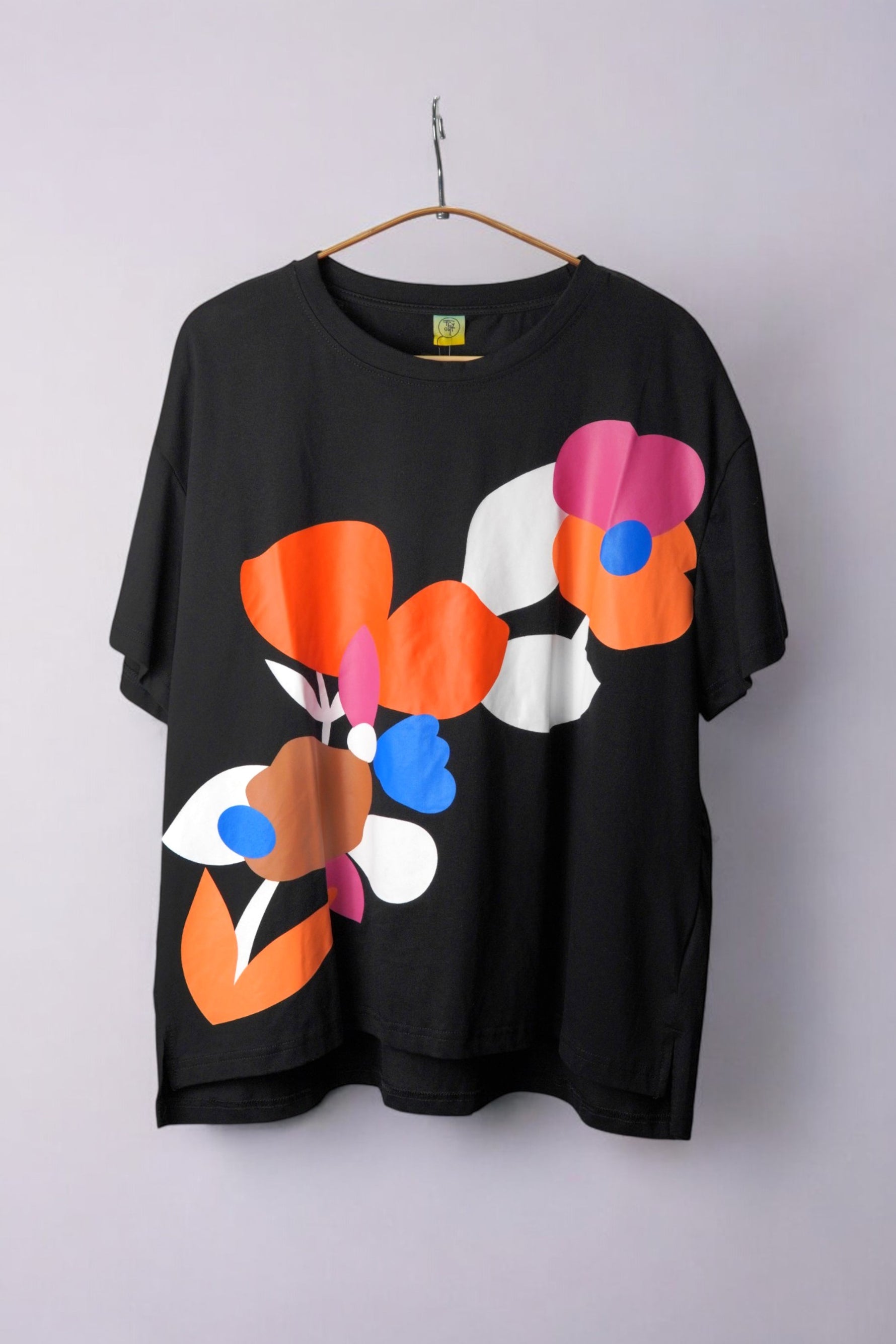 Tricou negru din bumbac cu imprimeu floral abstract, croială lejeră și umeri căzuți.