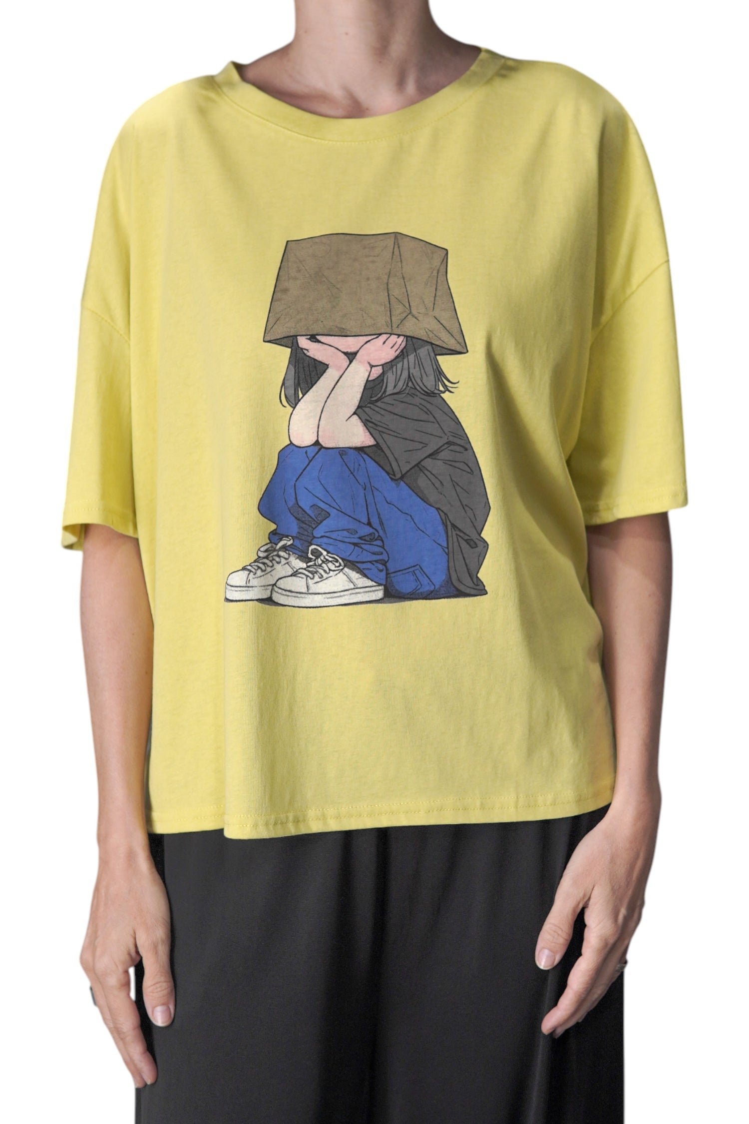 Tricou galben oversized cu imprimeu anime, purtat de model.