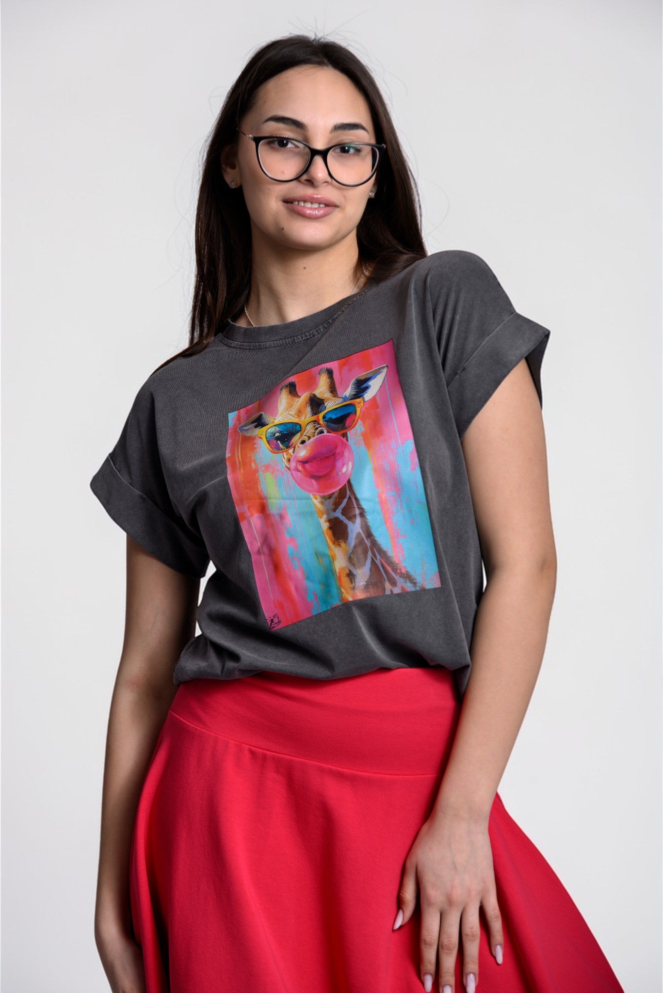 Tricou gri cu print artistic girafă purtat într-o ținută casual