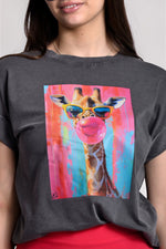 Detaliu print girafă colorată pe tricou gri închis