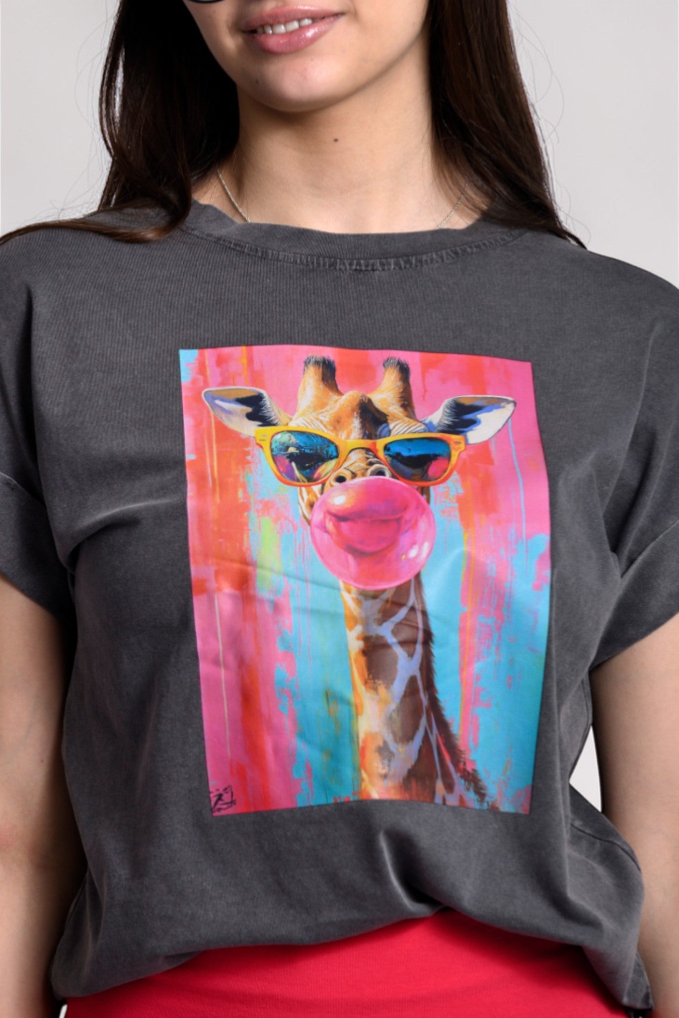Detaliu print girafă colorată pe tricou gri închis