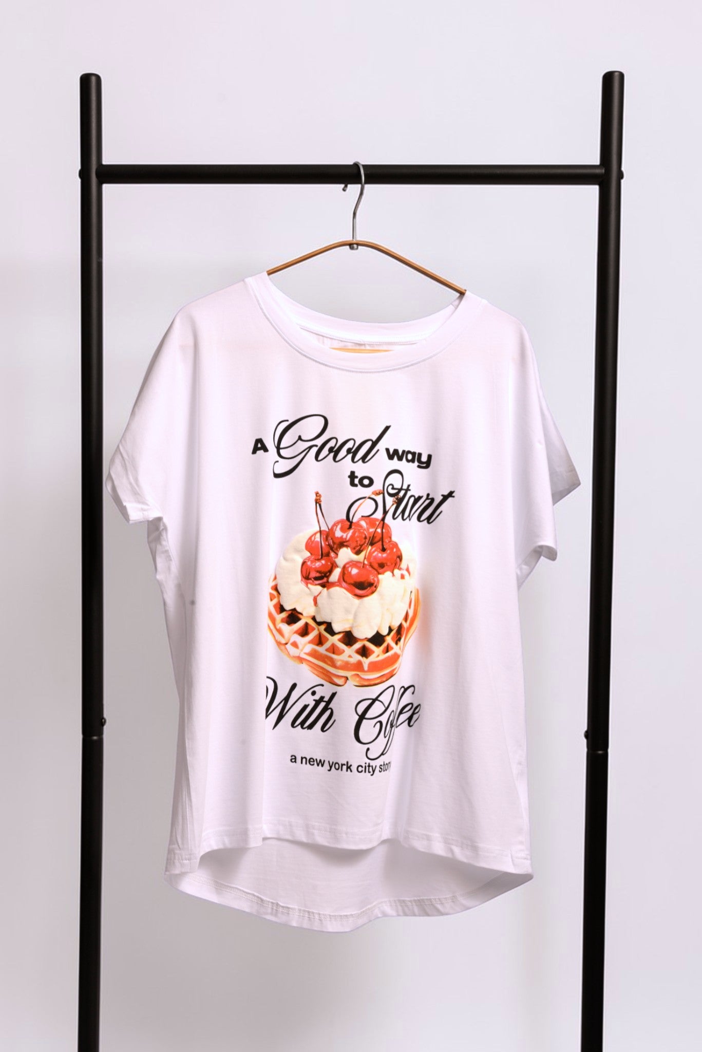 Tricou alb oversize cu print Good Day Coffee, vedere din față