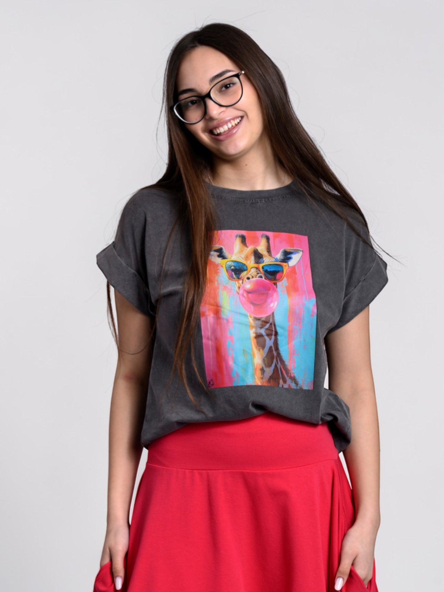 Tricou gri închis cu print girafă colorată, vedere din față