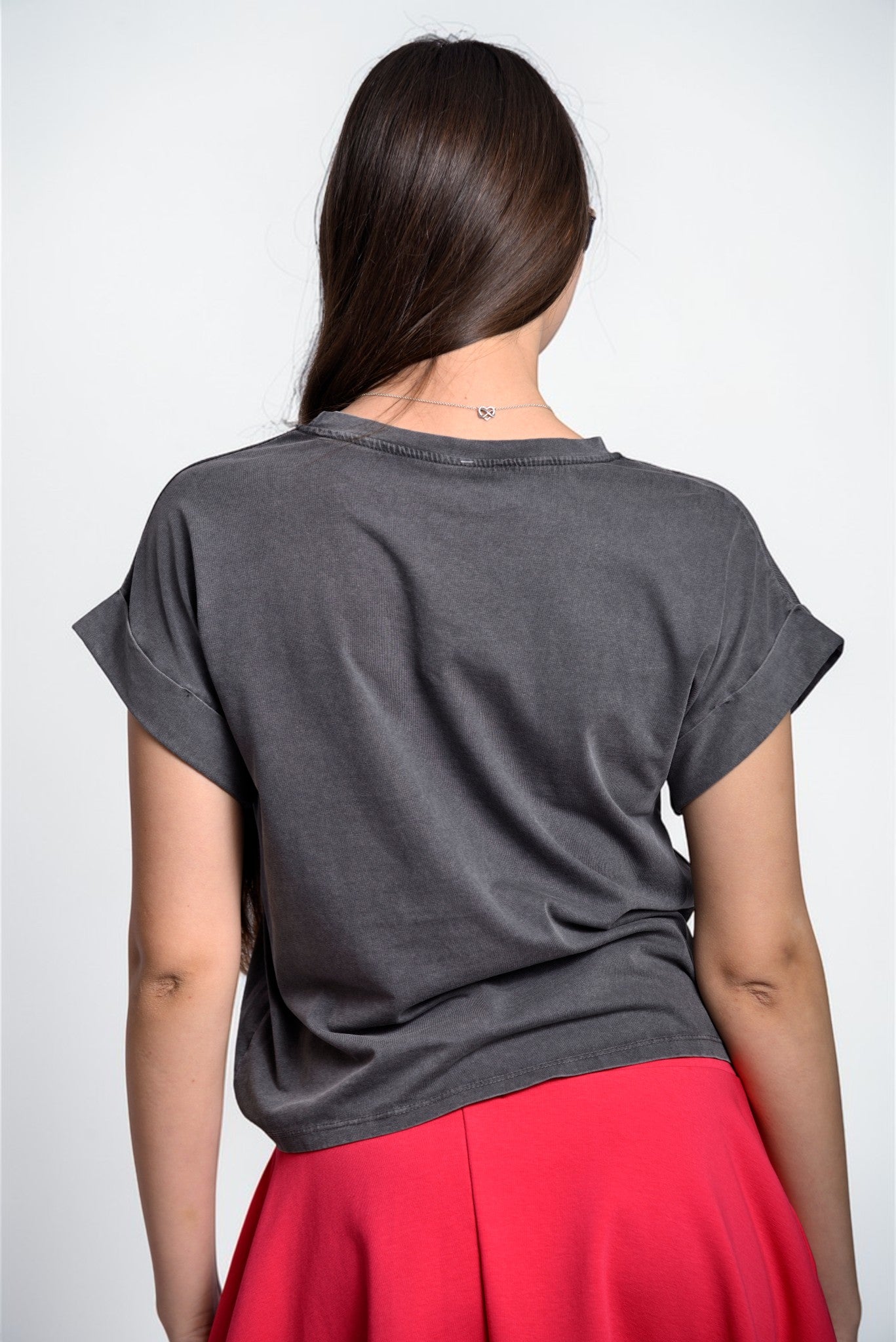 Tricou gri închis cu mâneci cu revere, vedere din spate