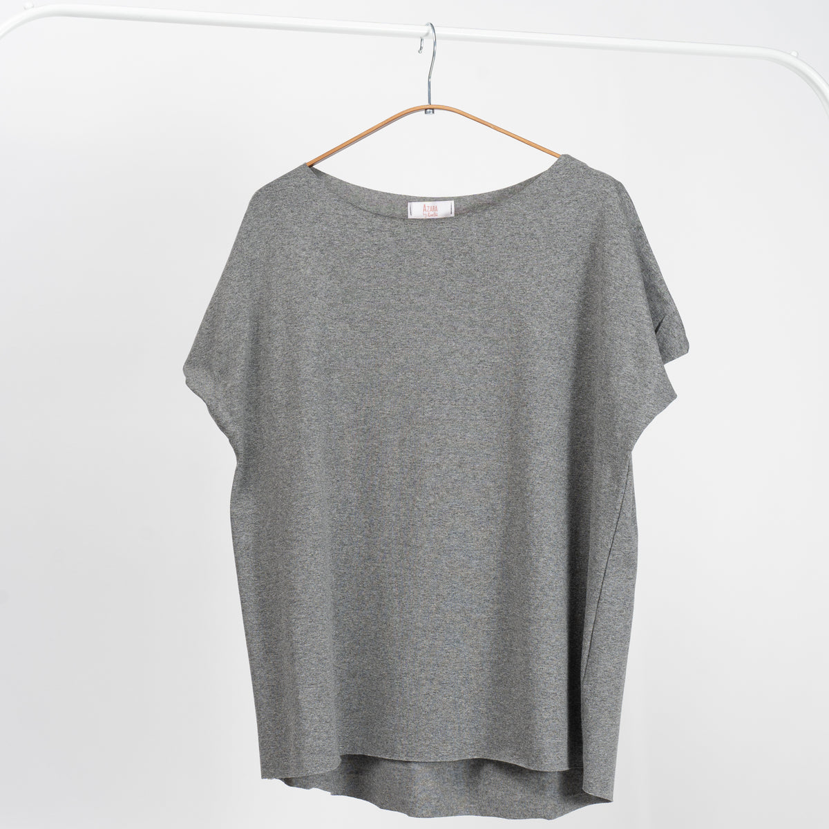 Tricou gri închis cu mânecă căzută și guler rotund, ideal pentru un look casual, pe umeraș.