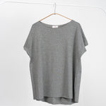 Tricou gri închis cu mânecă căzută și guler rotund, ideal pentru un look casual, pe umeraș.