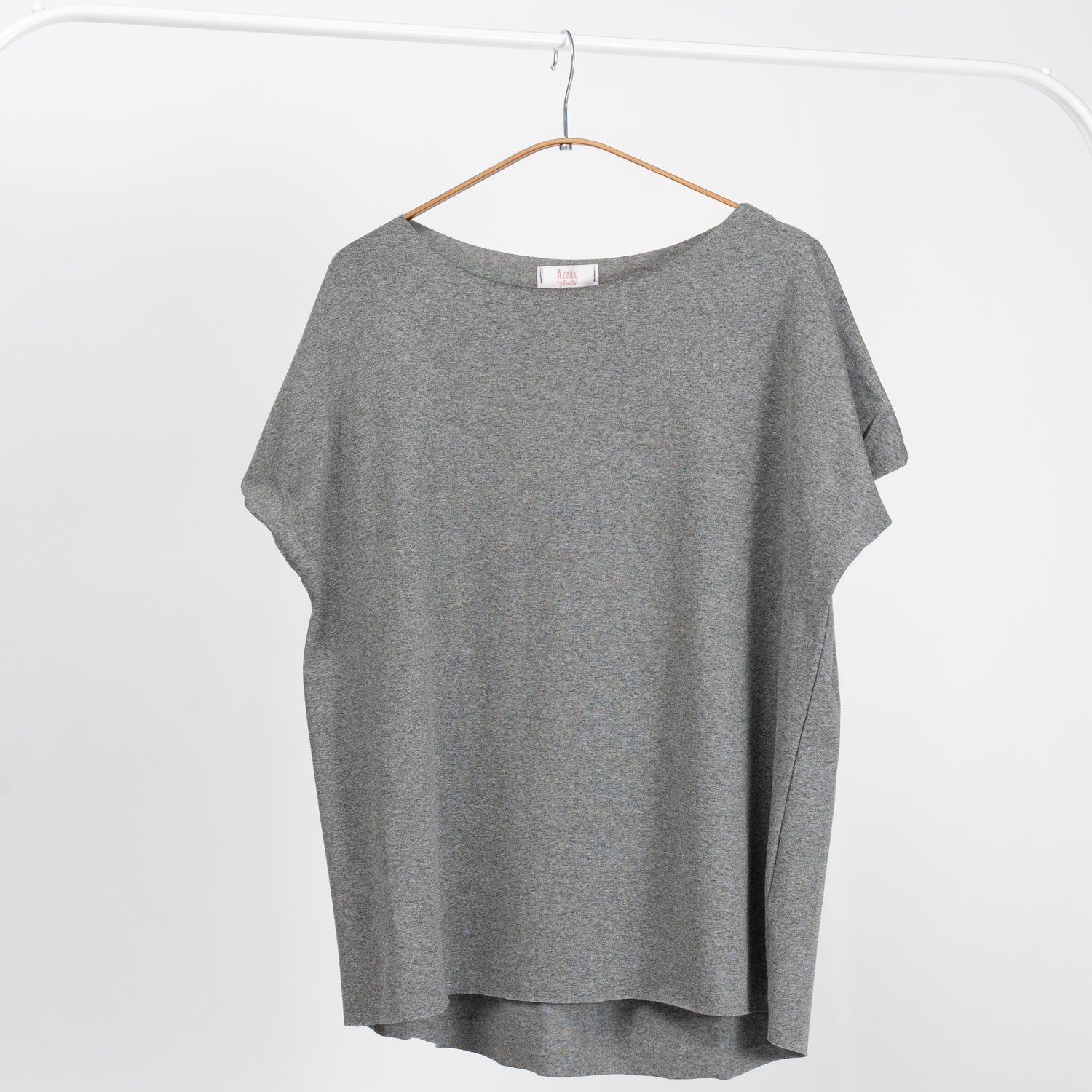 Tricou gri închis cu mânecă căzută și guler rotund, ideal pentru un look casual, pe umeraș.