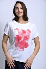 Detaliu print inimă roz pe tricou alb oversize
