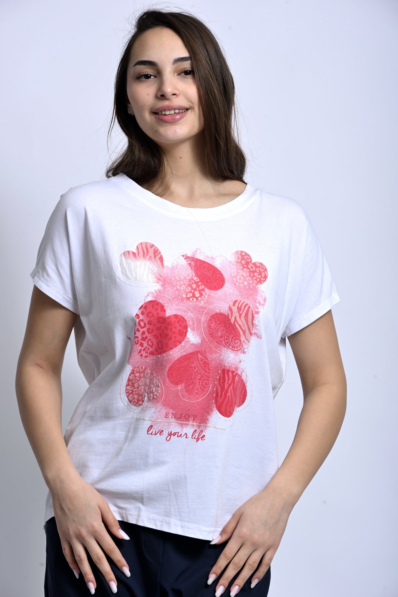 Detaliu print inimă roz pe tricou alb oversize