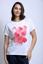 Tricou cu print inimă integrat într-o ținută casual modernă