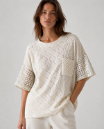 Tricou cu textură macramé, buzunar și detaliu foil, vedere din față