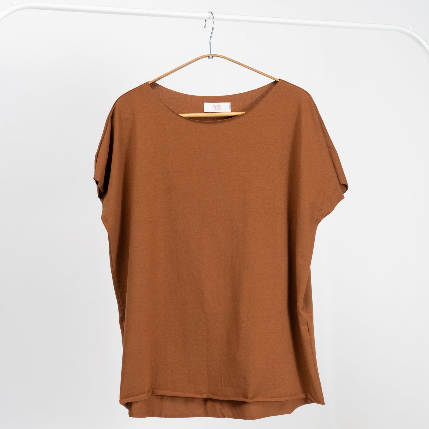 Tricou maro cărămiziu din bumbac, cu mânecă scurtă și croială relaxată, prezentat pe umeraș.