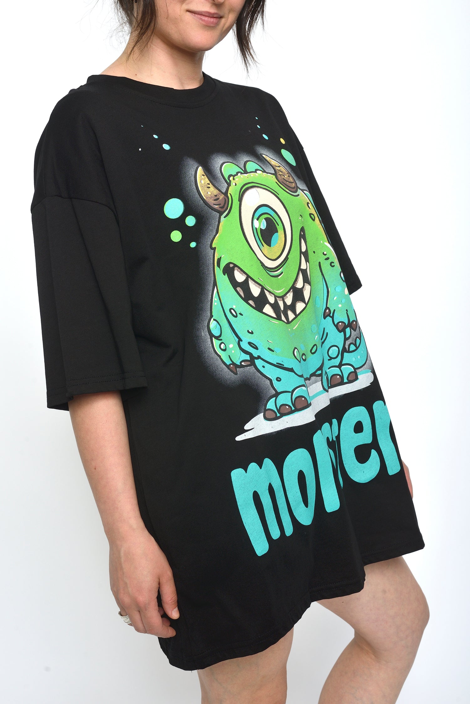 Profil tricou oversize cu imprimeu colorat în față, purtat lejer