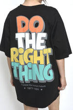 Spate tricou negru oversize cu imprimeu colorat și mesaj „Do The Right Thing”