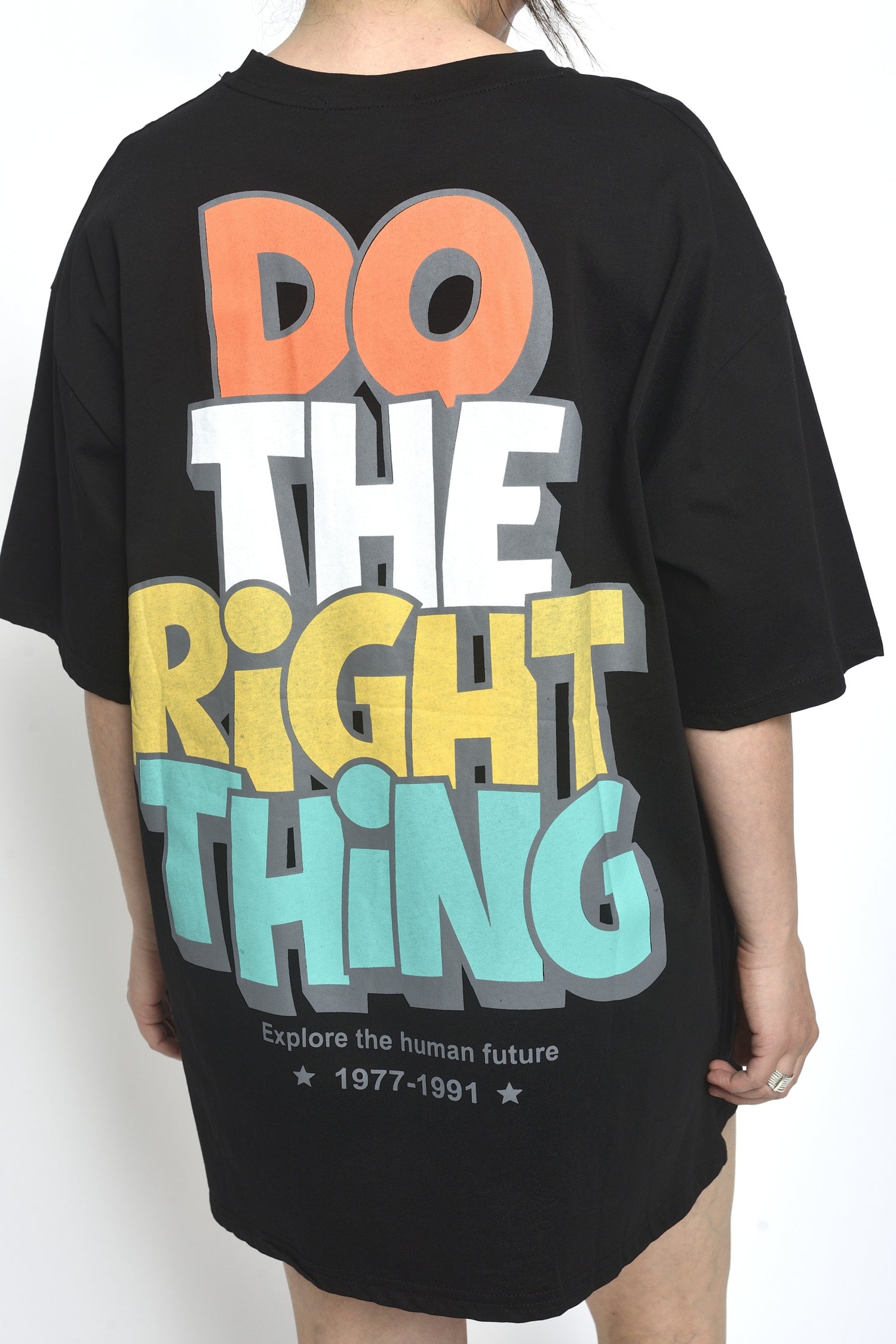 Spate tricou negru oversize cu imprimeu colorat și mesaj „Do The Right Thing”