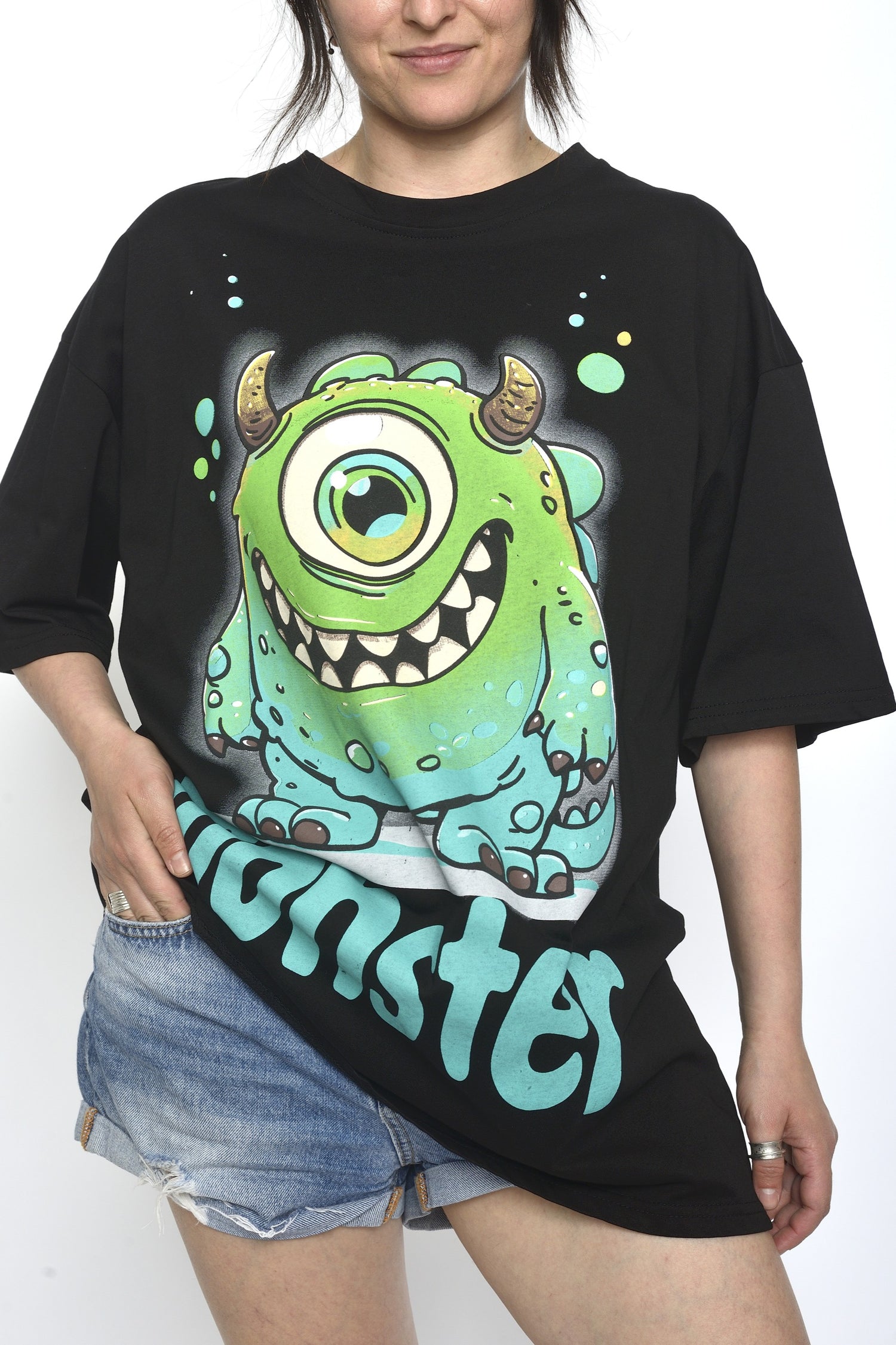 Tricou oversize cu imprimeu monstru verde, asortat cu pantaloni scurți din denim