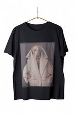 Tricou negru prezentat pe umeraș, cu imprimeu artistic al unui câine serios în haină pufoasă.