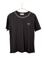 Tricou negru cu colier decorativ din perle și inimioară aplicată pe piept, croială dreaptă