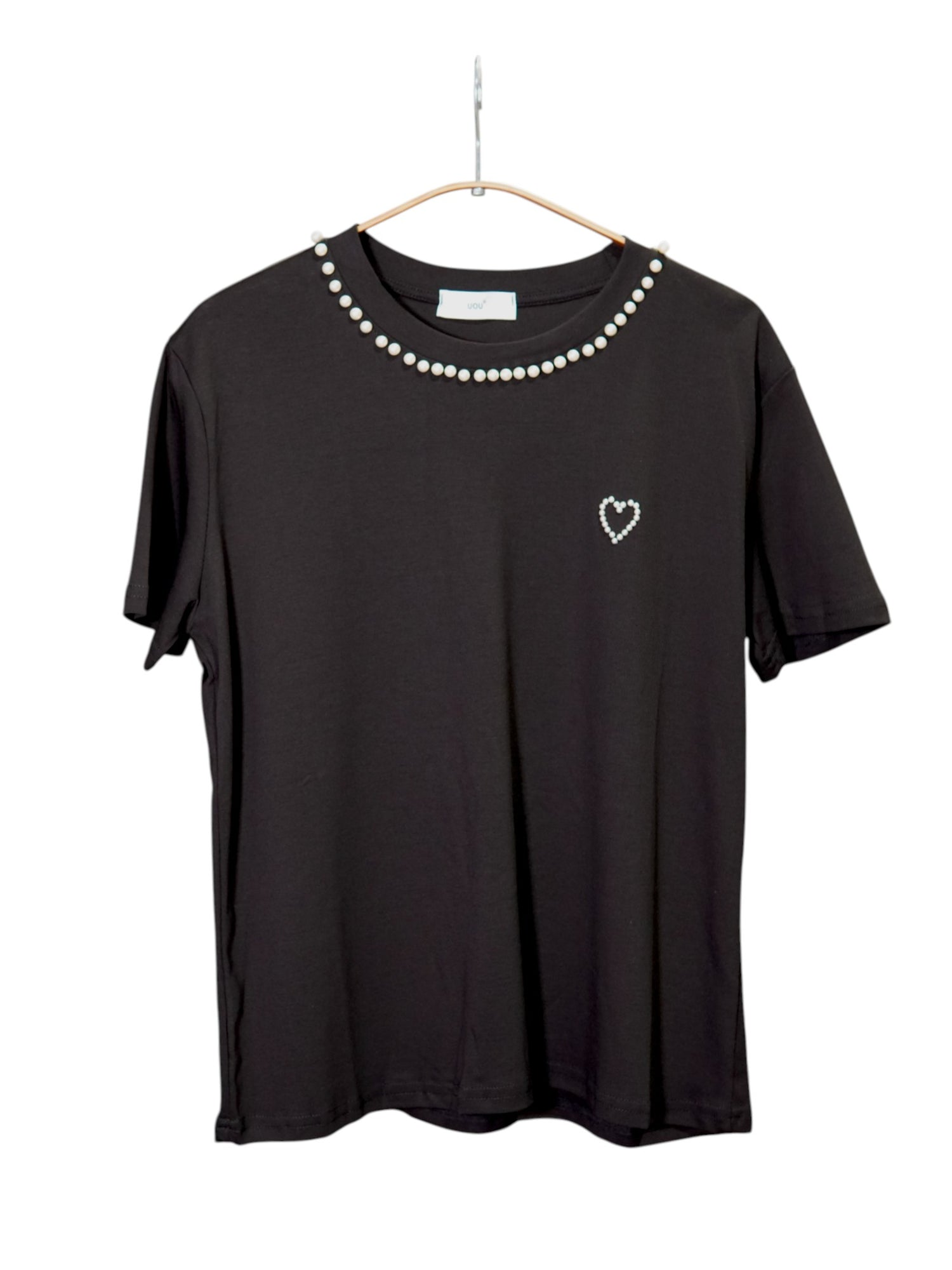 Tricou negru cu colier decorativ din perle și inimioară aplicată pe piept, croială dreaptă