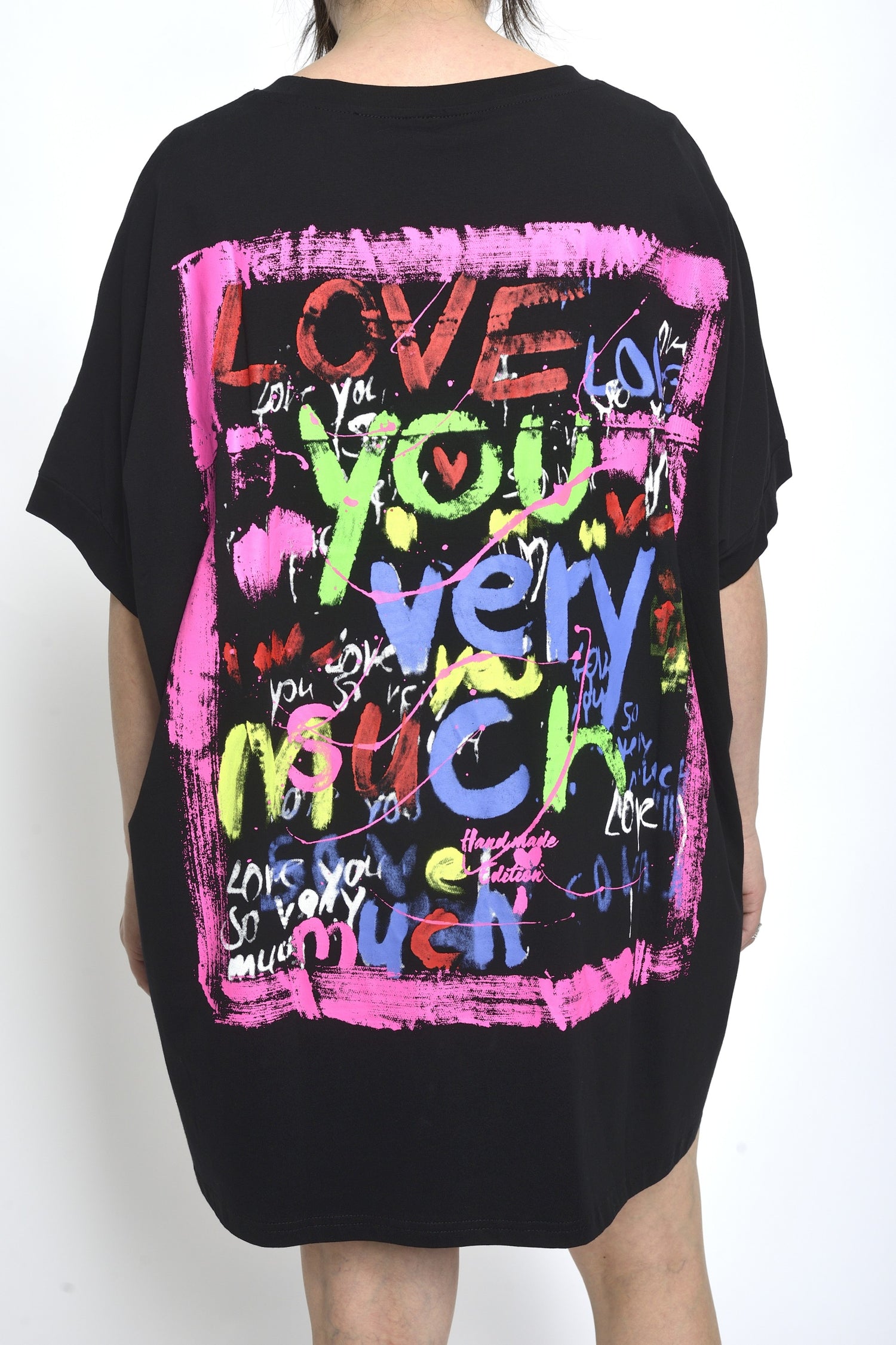 Tricou negru oversize cu imprimeu colorat tip graffiti pe spate, mesaj „Love You Very Much”.