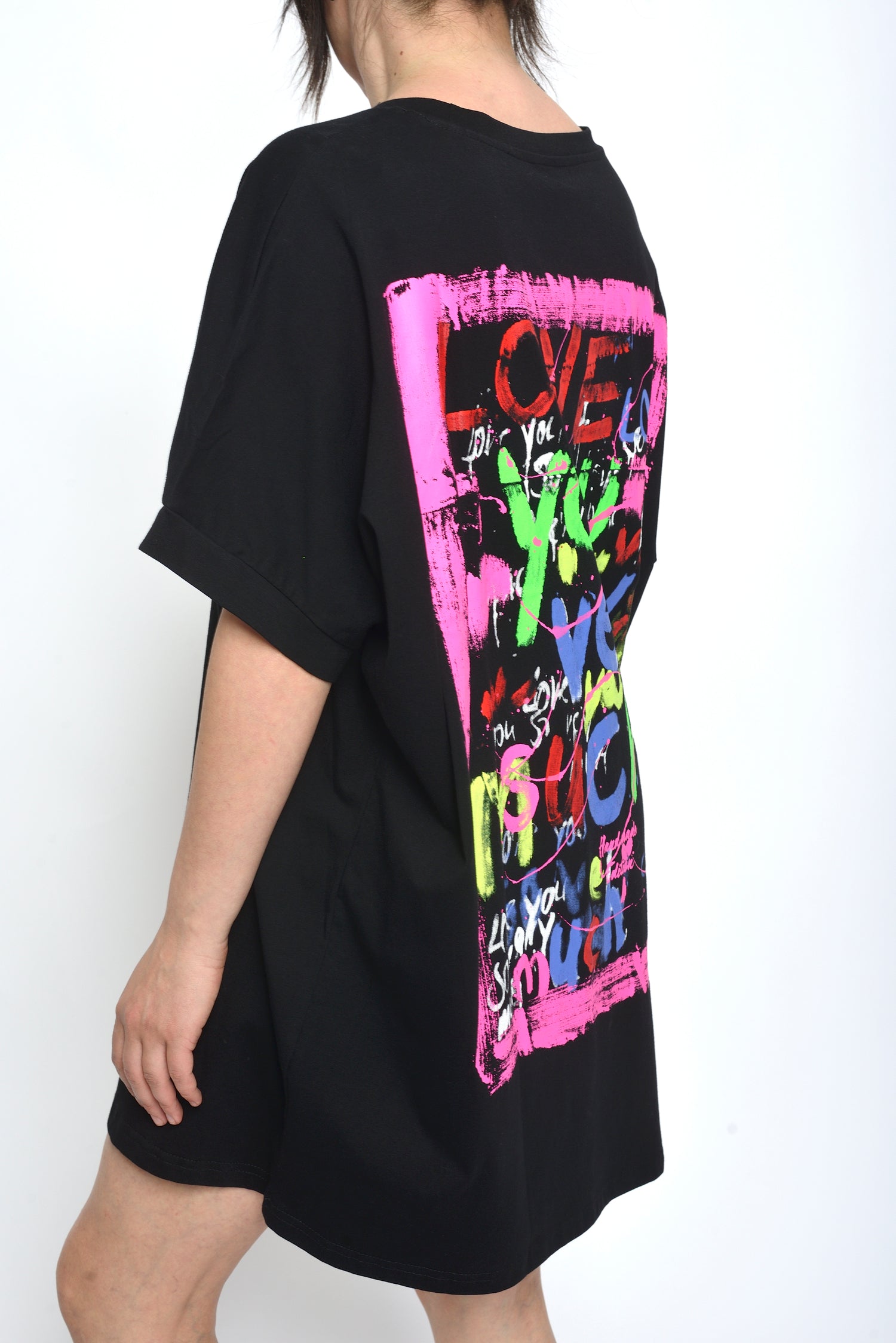 Tricou negru cu croială lejeră și mâneci rulate, vedere laterală dreapta.