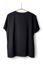 Vedere din spate a unui tricou negru simplu, fără imprimeu, din material moale și confortabil.