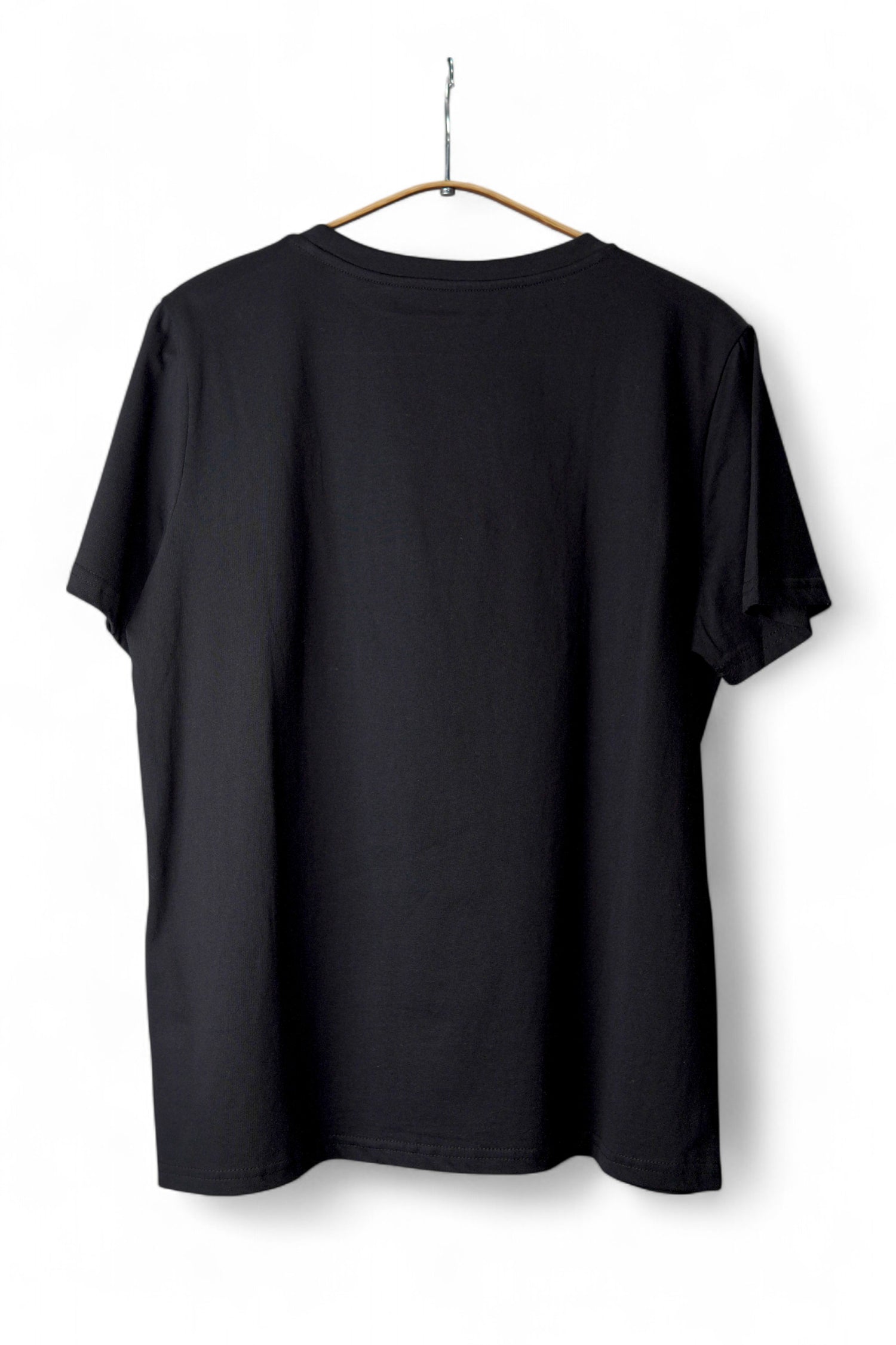 Vedere din spate a unui tricou negru simplu, fără imprimeu, din material moale și confortabil.